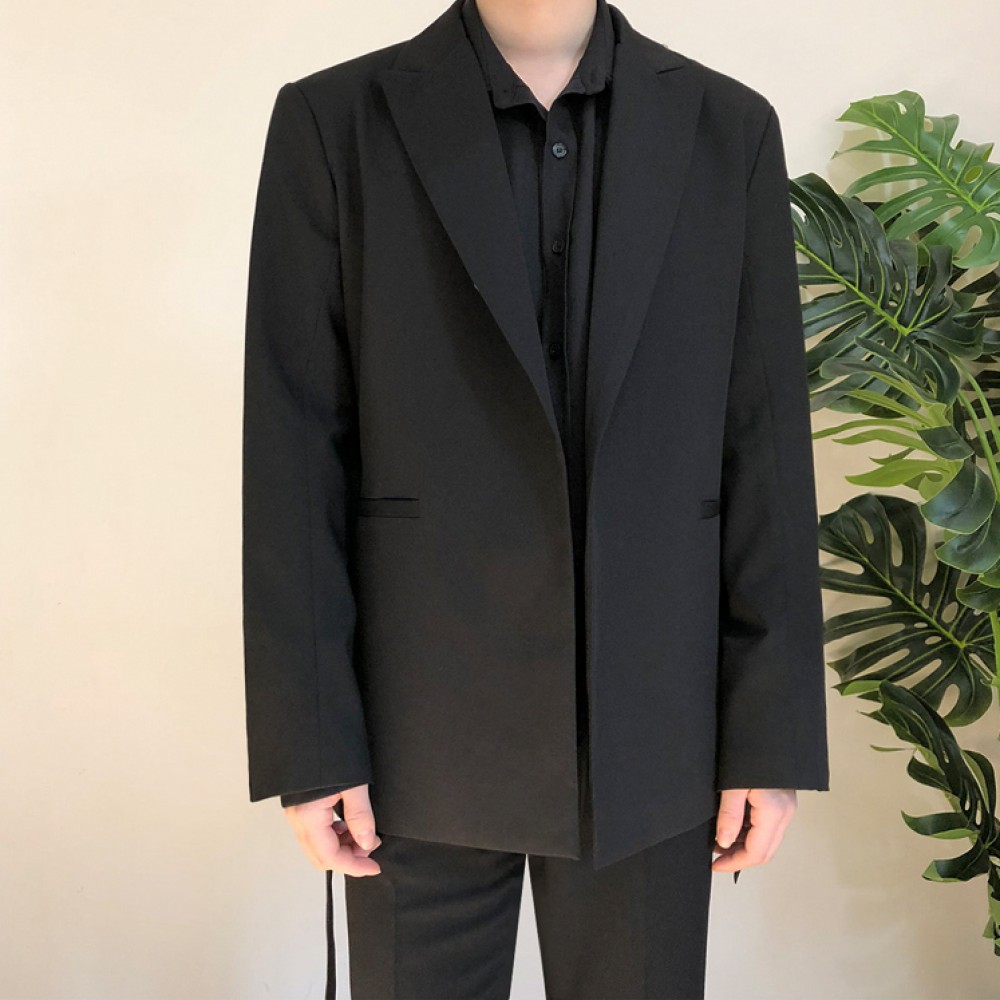 Мужской пиджак с поясом черного цвета
